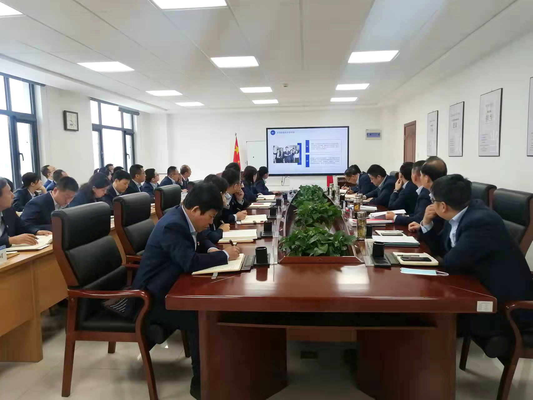 开云足球_开云足球（中国）
召开党委理论学习中心组集体学习会议(图2)